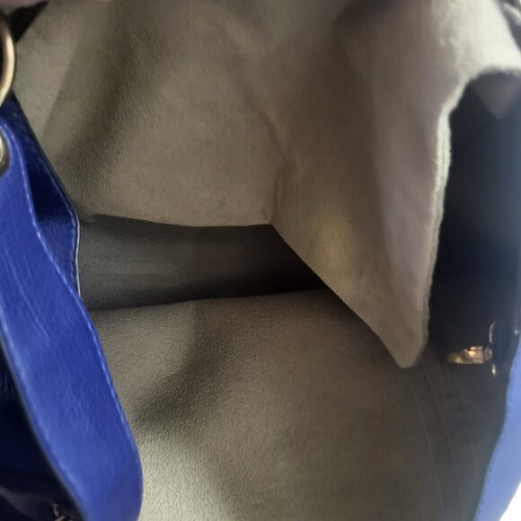 Large Deep NavySophisticated and Spacious!  Pebbled Tote - Gold Hardware - Picture 12 of 13